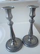 Et par høje 
tinstager med 
løs manchet og 
akantusbladdekoration 
på rund fod og 
stilk. 1870 - 
...
