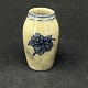 Højde 8,5 cm.
Stemplet L. 
Hjorth 160.
Usædvanlig 
grålig vase med 
blå dekoration 
fra L. ...
