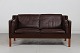 Børge Mogensen 
(1914-1972)
2 personers 
sofa model 2212 

Betræk af 
moccabrunt 
læder
på ben ...