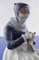 Kongelig 
porcelæns 
figur. Royal 
Copenhagen 
figur, Amager 
dame strikker 
nr. 1317. Højde 
23 cm. 1. ...