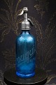 Dekorativ , sjælden fransk mini glas sifon fra begyndelsen af 1900 tallet i 
turkisblå farve med graveret skrift på siden...