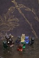 Små , gamle 
hunde og katte 
figurer i 
farvet glas.
1: Hund ) H: 
3,6cm. - PRIS: 
200 DKK. (Har 
et ...