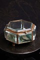 Gammelt Fransk 
6 kantet 
smykkeskrin i 
bronze og 
facetslebne 
glas med grøn 
silkepude i 
bunden og ...
