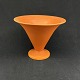 Højde 18 cm.
Diameter 22,5 
cm.
Fin orange 
trompetformet 
vase fra 
Kähler.
Den er i 
perfekt ...