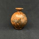 Højde 15,5 cm.
Fin orange og 
sort spættet  
vase fra 
Kähler.
Den er 
signeret HAK 
...