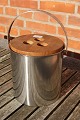 Stelton design.
Isspand med 
plastikindsats, 
metalhank og 
trælåg, i 
rigtig pæn 
stand.
H 13cm - ...