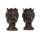 Et par 
1700-tals 
Janushoveder i 
bronze. H: 14cm