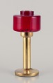 Hans-Agne 
Jakobsson 
(1919-2009). 
Atelje Lyktan, 
Åhus.
Bordlampe i 
rødt glas og 
messing til ...