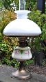 Kosmos Brenner 
petroleums 
lampe, 
Tyskland, ca. 
1900. Fod i 
messing og 
opaline glas 
med emajle ...