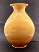 H A Kähler gulv 
vase 48 cm. 
uran gul glasur 
flot stand emne 
nr. 576670