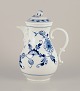 Meissen, 
Tyskland. 
Løgmønstret. 
Stor 
kaffekande.
Håndmalet i 
blåt. 
Ca. 1900.
Stemplet.
I ...