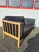 Lædersofa i 
massivt 
bøgetræ, fra 
2000erne.
Den har 
brugsspor.
Ryghøjde 85cm 
Bredde 140cm 
Dybde ...