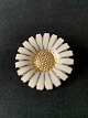 Marguerit 
Broche Sterling 
sølv
Måler 3,6 cm.
Stemplet BH 
925
Perfekt stand