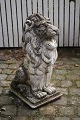 Stor , 
dekorativ 
gammel løve i 
sandsten med 
fin patina af 
vind & vejr.
H: 63cm. D: 
40cm. B: ...