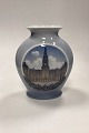 Royal 
Copenhagen Vase 
- 
Christiansborg 
Slot No. 3355. 
Måler 22,5 cm x 
17,5 cm / 8.86 
in. x 6.89 ...