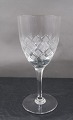 Wien Antik glas med lige, facetslebet stilk fra 
Lyngby Glasværk. Rødvinsglas 16,5cm