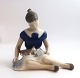 Bing & 
Grøndahl. 
Porcelænsfigur. 
Siddende pige 
med kat. Model 
2329. Højde 12 
cm. (1 
sortering)