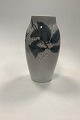 Bing og 
Grøndahl Art 
Nouveau Vase No 
8354 - 243 med 
Blomster
Måler 24,5 cm 
(9 41/64 in.)