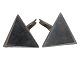 Par trekantede 
manchetknapper 
i sterlingsølv 
fra ca. 1950 
til 1960. De er 
med mat ...