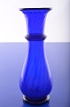 Koboltblå 
hyacintvase, 
balusterformet 
blomsterglas 
med vredet 
optik påsat 
ringle. 
Fremstillet ...