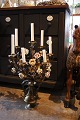 Smuk antik 
fransk 
lysestage i 
bronze 
dekoreret med 8 
stk. store fine 
porcelænsblomster.
 (Vase ...