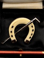 830 silver horseshoe brooch