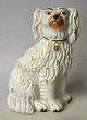 Staffordshire 
hunde figur, 
fajance, 19. 
årh. England. 
Med bemalinger 
og forgyldning. 
Stemplet ...