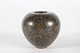 Saxbo Keramik
Lille 
kugleformet 
vase med 
harepels glasur
i  
chokoladebrune 
og rødlige ...