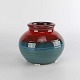 Rillet vase i 
stentøj i rød, 
blå og søgrønne 
nuancer nr. 
6101 10
Ukendt 
formgiver og 
...