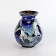 Vase i keramik 
med glasur 
abstrakt 
mønster i 
forskellige 
blå, grønne og 
sorte og brunt 
...