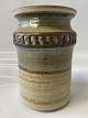 Søholm stentøjs 
vase fra Søholm 
- Danmark.
H:15,5 cm. 
Dia.:10 cm. 
Fin stand.