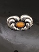 Art Nouveau 830 
sølv broche 5 x 
3 cm. med rav 
1,5 x 1,1 cm. 
emne nr. 580851