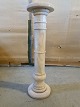 Marmor 
piedestal, fra 
1980erne.
Højde 80cm 
Diameter 23cm
