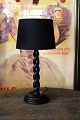 Gammel engelsk 
bordlampe i 
sortmalet snoet 
træ.
Lampen er 
monteret med 
helt ny 
stofledning , 
...