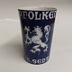 Bæger eller 
vase fra Bing & 
Grøndahl. 
Dekoreret med 
bl.a. den 
norske Løve og 
og den  svenske 
...