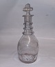 Tøndeformet 
karaffel med 
fastblæst 
riflet underdel 
i glas med 
tilhørende prop 
i presset glas. 
...