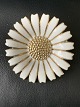 Flot klassisk 
broche med 
motivet 
marguerit, der 
passer til både 
hverdagen og 
festlige ...