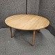 Rundt spisebord 
i massiv egetræ 
med en 
tillægsplade.
Design Hans 
Jørgen Wegner
Producent Ry 
...