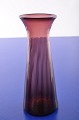 Blomsterløgs-
vase 
fremstillet på 
mange danske 
glasværker fra 
1890-1960. 
Violet farvet 
...