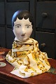 Originalt , 
vintage 
silketørklæde 
fra Chanel i 
klassisk Chanel 
mønster i 
"guld" og hvide 
farver. ...