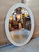 Ovalt spejl, 
fra 1920erne.
Det har 
brugsspor.
Højde 90cm 
Bredde 64cm