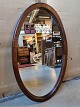 Ovalt spejl i 
egetræ, fra 
2000erne.
Højde 100cm 
Bredde 59cm