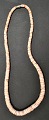 Koral halskæde, 
20. årh. 
Hvide/lysrøde 
koraller. L.: 
40 cm. 