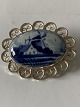 Smuk sølvbroche 
med smuk 
ornamentering 
omkring. 
Brochen har et 
indlg af 
porcelæn, der 
har motiv ...