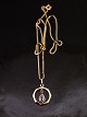 8 karat guld 
vedhæng D. 1,6 
cm. med 
aquamarin og 8 
karat guld kæde 
42 cm. emne nr. 
583030
