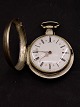 Engelsk spindel 
ur med emalje 
skive D. 6 cm. 
19.åer. emne 
nr. 583082 uret 
går