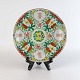 Rundt fad i 
porcelæn med 
kinesiske 
frugt- og 
blomstermotiver 
samt skrift 
dekoration. Fra 
1700 ...