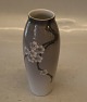 B&G 56 B Art 
Nouveau tynd 
vase med bær 
blomster 17.4 
cm Bing & 
Grøndahl I fin 
og hel stand. 
