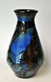 Danico vase, 
20. årh. 
Danmark. Rødler 
med blå, rønne 
og brune 
overglasurer. 
Stemplet. H.: 
16,5 ...