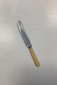 Bain and Co. 
Sheffield 
Stainless 
Frokostkniv med 
lysegult skaft 
i bakelit. 
Måler 20,4 cm / 
8,03 ...